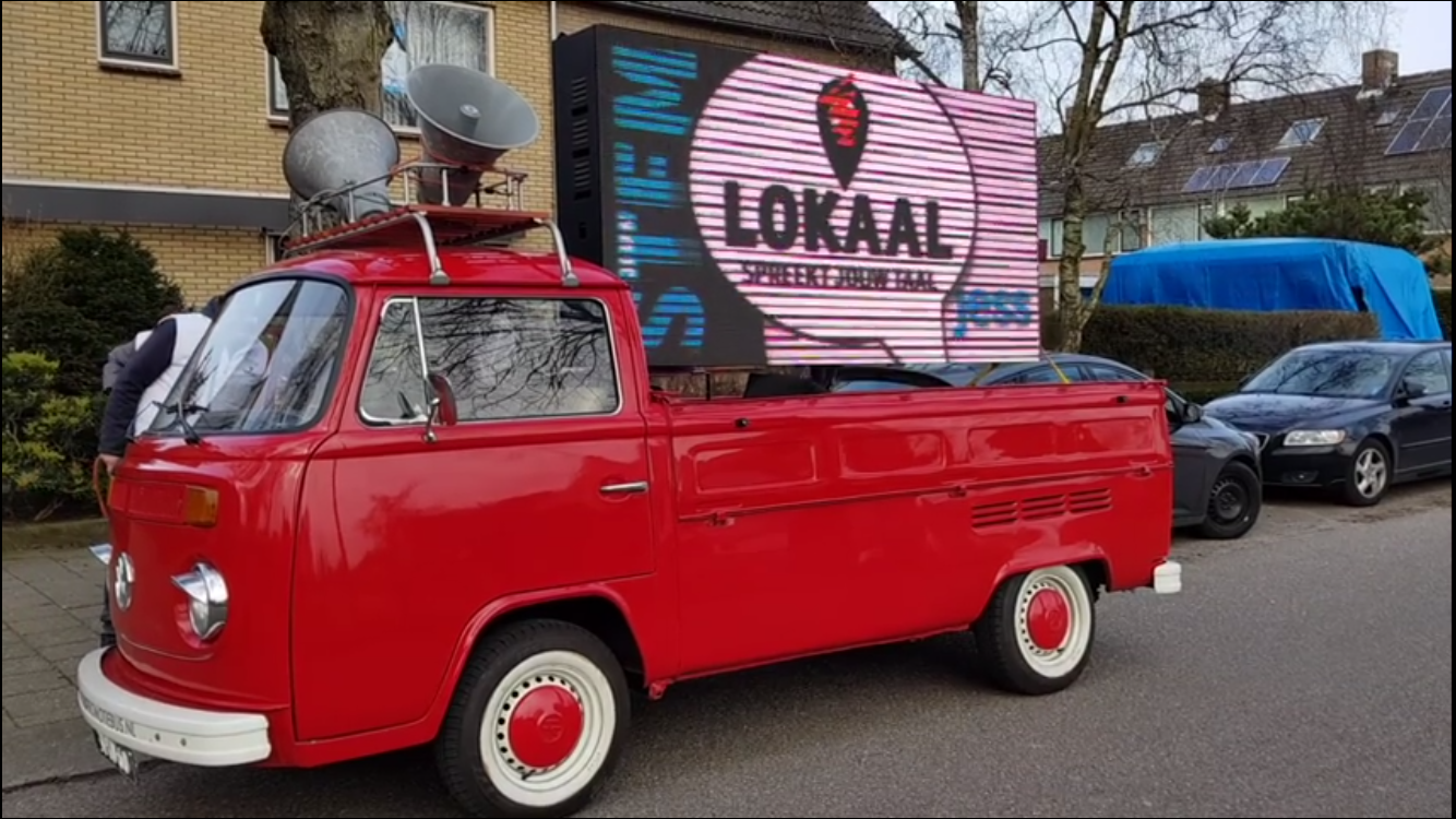 JESS bus bekogeld met ei