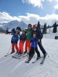 Liset met gezin op de ski�s
